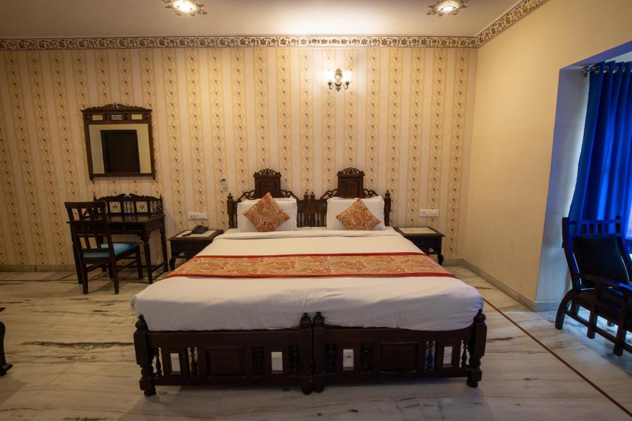 Hotel Royal Pratap Niwas Udaipur Extérieur photo