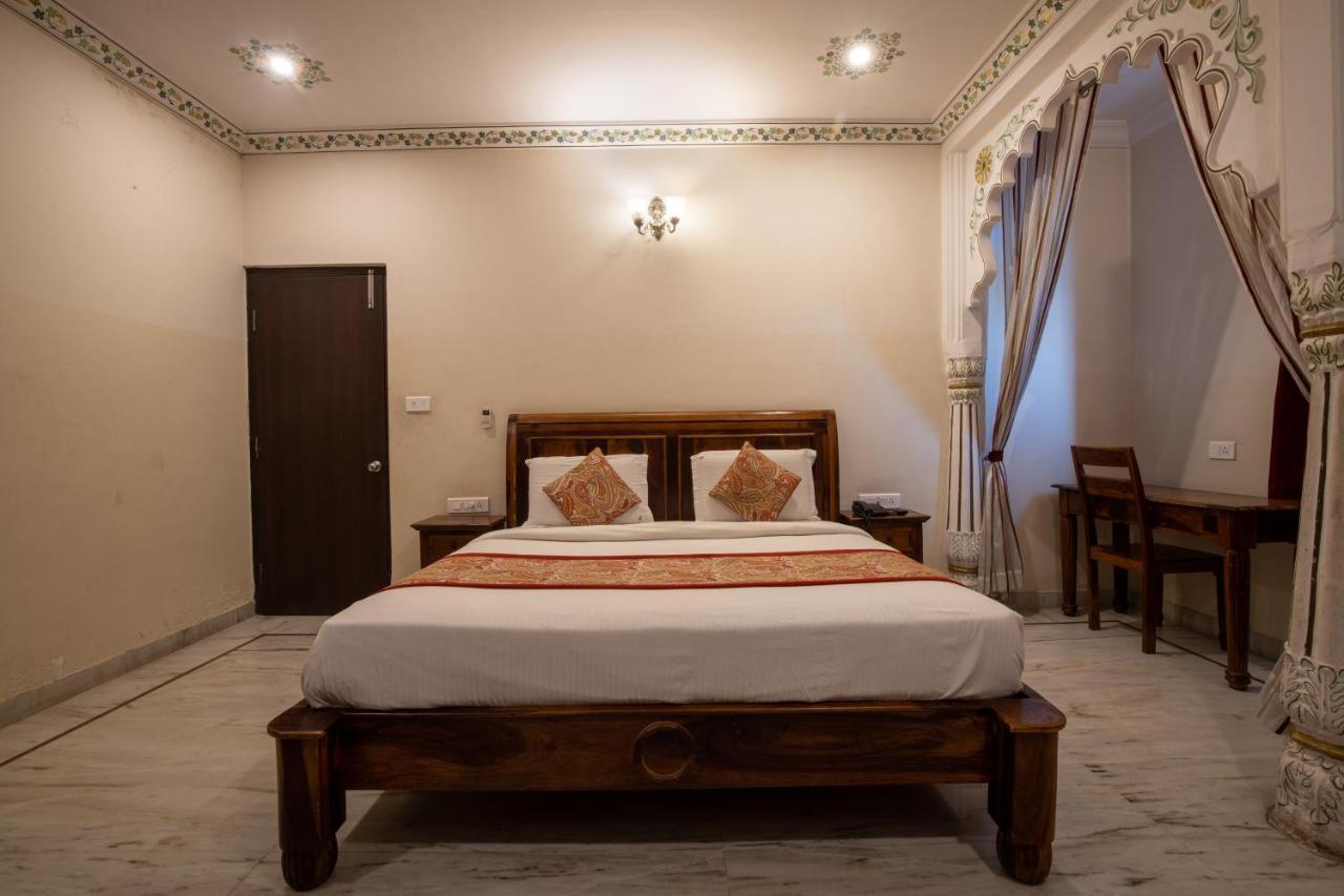 Hotel Royal Pratap Niwas Udaipur Extérieur photo