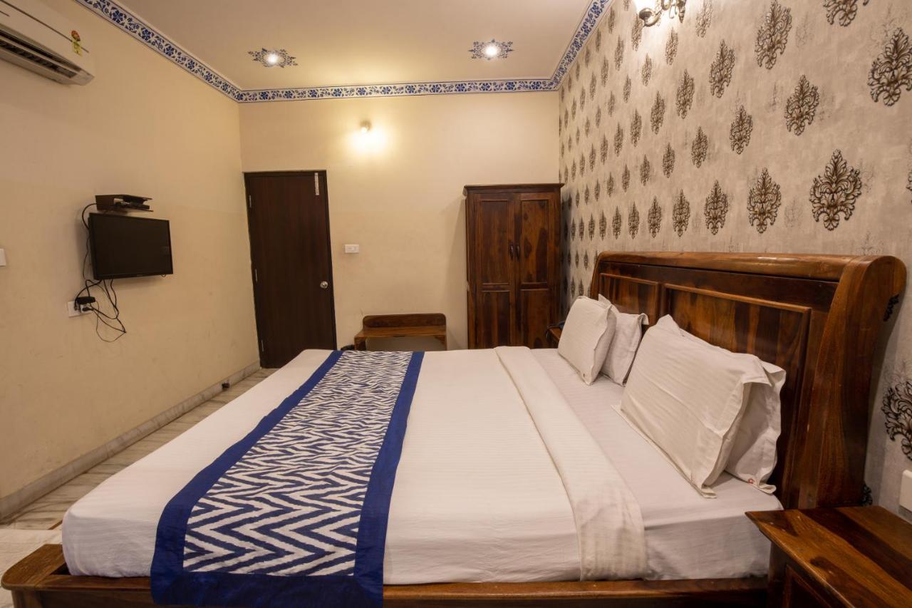 Hotel Royal Pratap Niwas Udaipur Extérieur photo