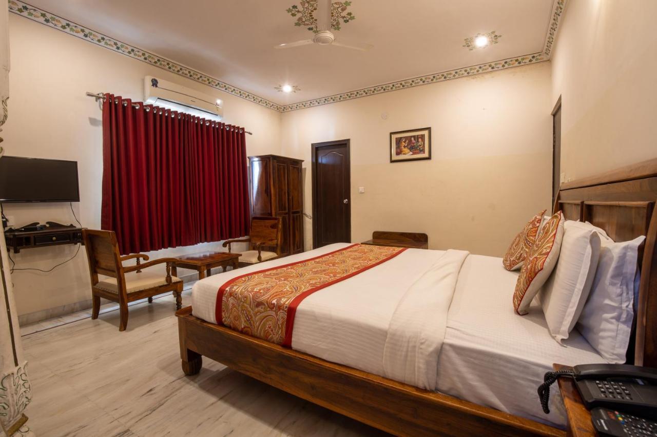 Hotel Royal Pratap Niwas Udaipur Extérieur photo
