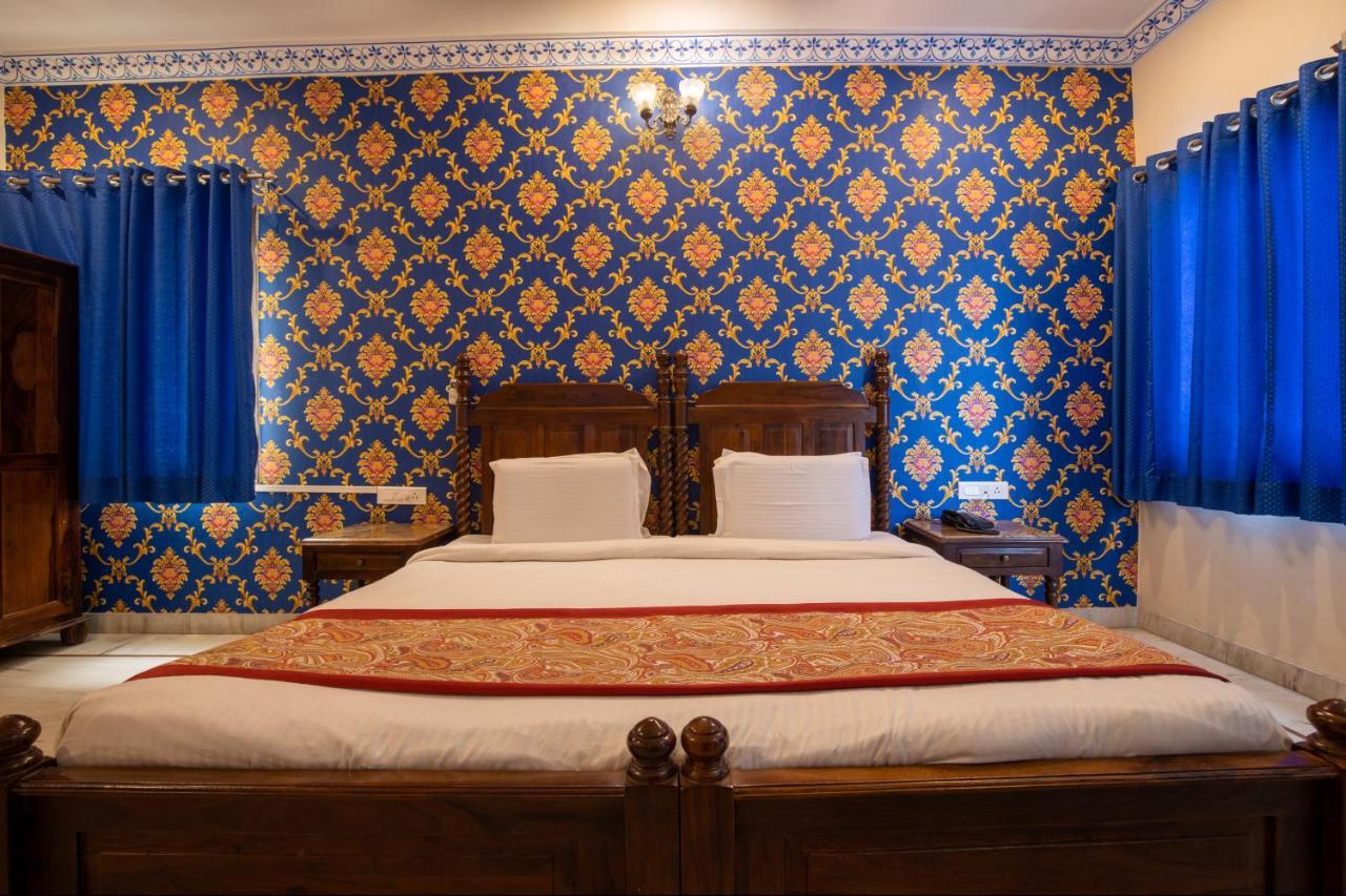 Hotel Royal Pratap Niwas Udaipur Extérieur photo