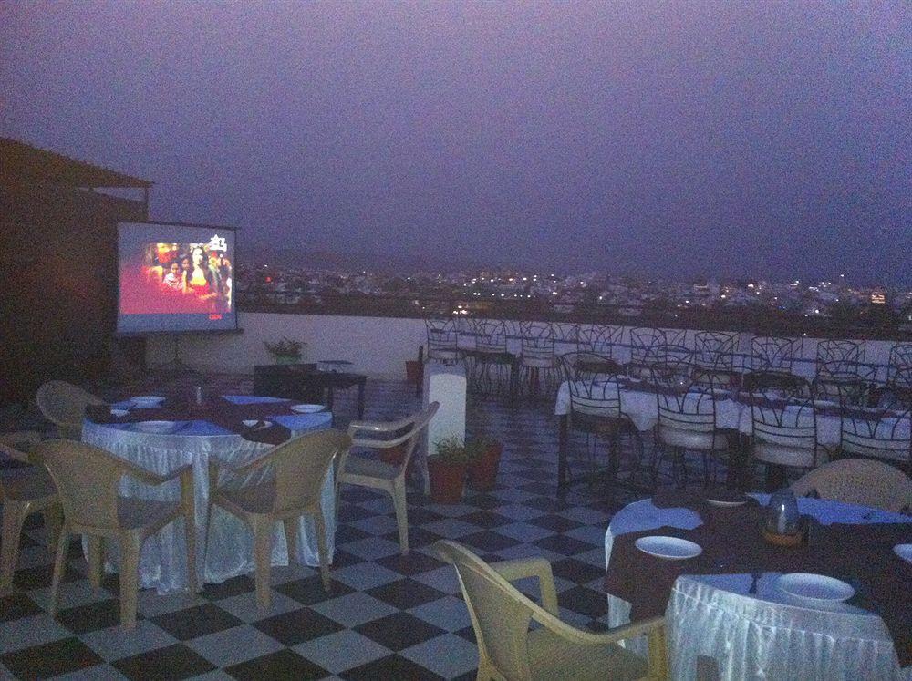 Hotel Royal Pratap Niwas Udaipur Extérieur photo