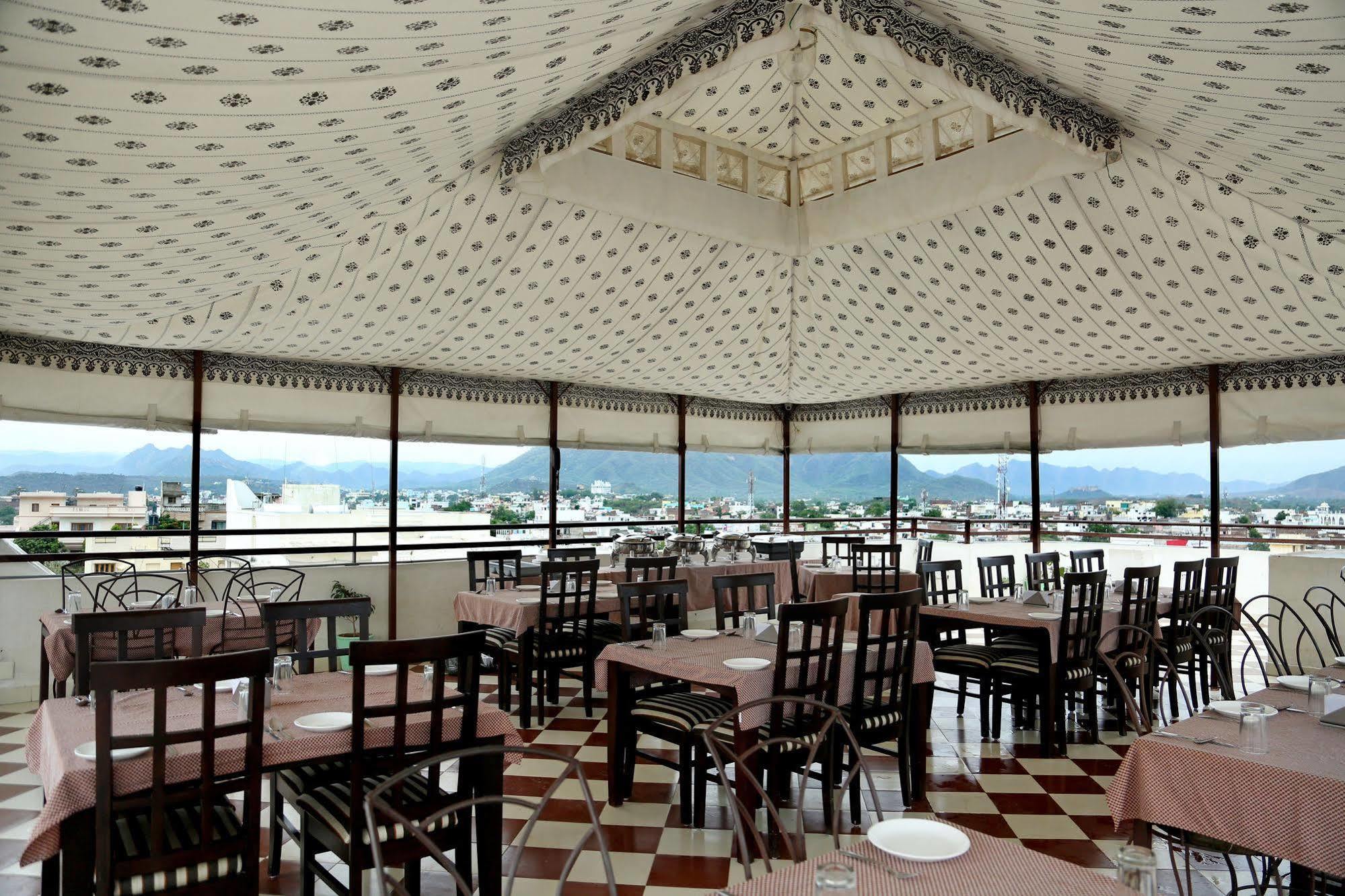 Hotel Royal Pratap Niwas Udaipur Extérieur photo