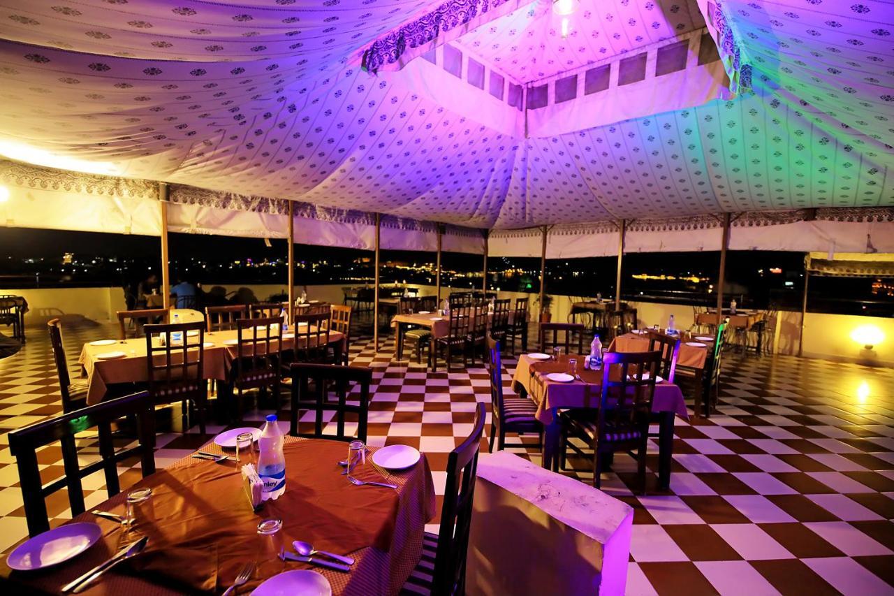 Hotel Royal Pratap Niwas Udaipur Extérieur photo